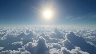 云海之上的灿烂阳光