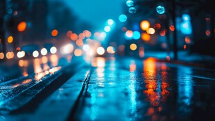 雨夜城市街道光影朦胧