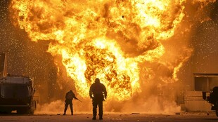 爆炸瞬间的英勇消防员