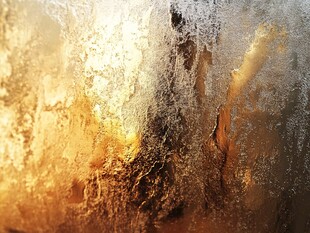 冬日窗上的梦幻冰霜纹理