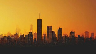 黄昏下的都市天际线