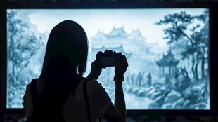 女子对屏取景留影