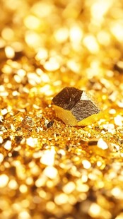 金色碎屑中的闪耀金块