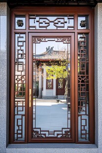 中式雕花窗棂后的庭院景