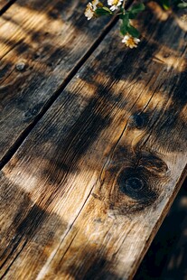 木质桌面上的小花光影