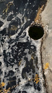 污水井口及周边泡沫景象