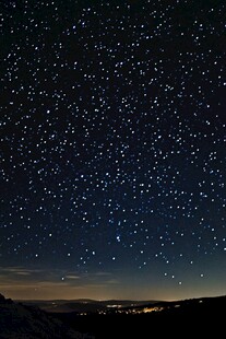 璀璨星空下的静谧大地