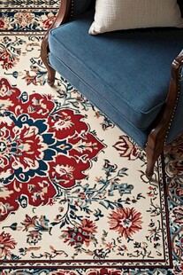 复古花纹地毯搭配蓝色座椅