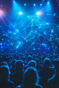 科技盛会下的观众与梦幻光影