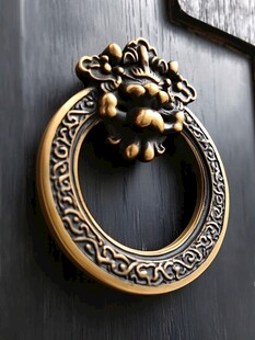 中式古风铜质门环特写