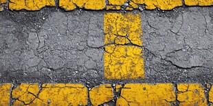 斑驳路面上的黄线条纹