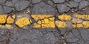 开裂的路面黄标线