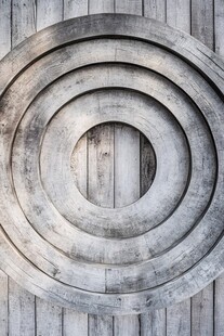 木质背景上的环形结构