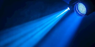 蓝色光束舞台灯特写