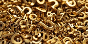 金色金属环堆积特写