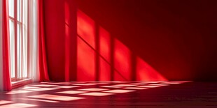 红色房间内的光影艺术