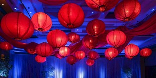室内悬挂的喜庆红色灯笼