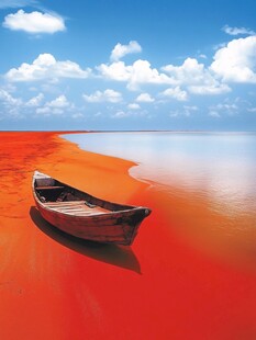 红滩孤舟的梦幻海滨景象