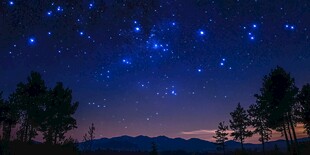 夜空繁星下的山林美景
