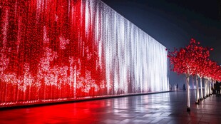 梦幻红白色灯光瀑布景观