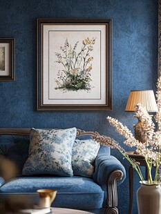 蓝调客厅中的花卉挂画