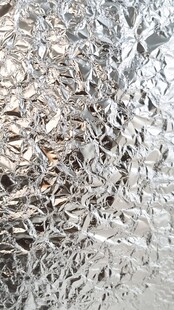 皱巴巴的银色铝箔纹理