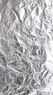 皱巴巴的银色铝箔纸纹理