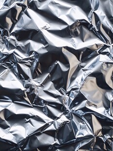 皱巴巴的银色铝箔材质