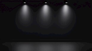 三束聚光灯照亮黑暗空间