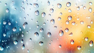 玻璃上晶莹的雨滴