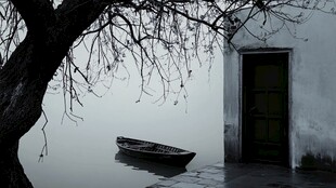 水墨风古宅旁的孤舟静景