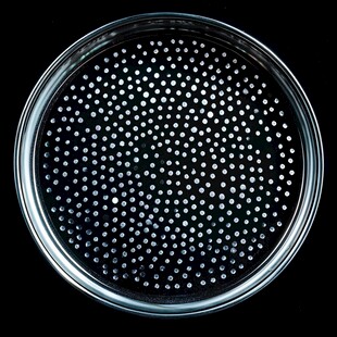 圆形带孔金属筛盘特写