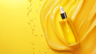 黄色背景中的护肤精华液