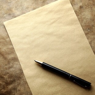 纸笔静置于复古质感表面