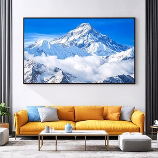 客厅中壮丽雪山装饰画