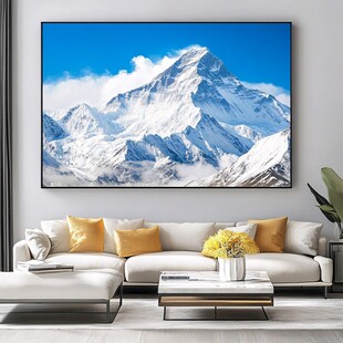 客厅中的壮丽雪山装饰画