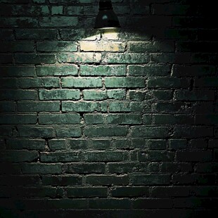 壁灯照亮的复古砖墙
