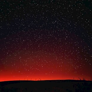 红夜星空下的风车剪影