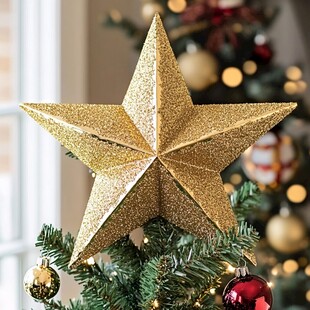 金色圣诞星饰装点圣诞树