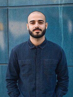 穿牛仔衬衫的光头男子