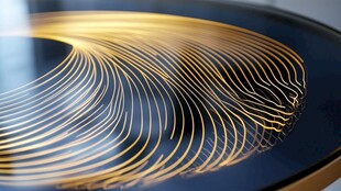 金色线条环绕的艺术桌面