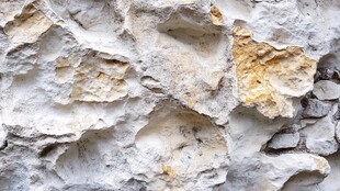 粗糙斑驳的岩石纹理特写