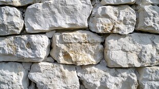 灰白石块垒砌的石墙