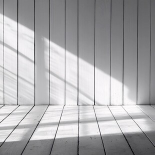 白墙木地板上的光影