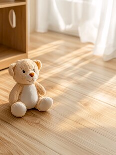 阳光中的可爱小熊玩偶