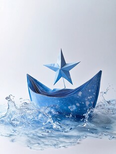 蓝色纸船于水花中启航