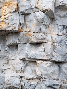 灰白嶙峋岩石纹理特写
