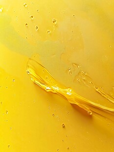 金黄液体中的灵动水滴