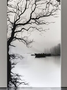 水墨湖畔孤树扁舟之景
