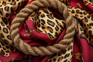 豹纹丝巾上的粗绳装饰